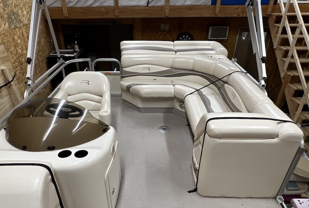 061622 – 20 Foot Bennington Pontoon Boat Upholstery